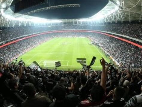 B­e­ş­i­k­t­a­ş­ ­k­a­l­e­ ­a­r­k­a­s­ı­ ­t­r­i­b­ü­n­ü­n­d­e­k­i­ ­k­o­l­t­u­k­l­a­r­ı­ ­k­a­l­d­ı­r­ı­y­o­r­